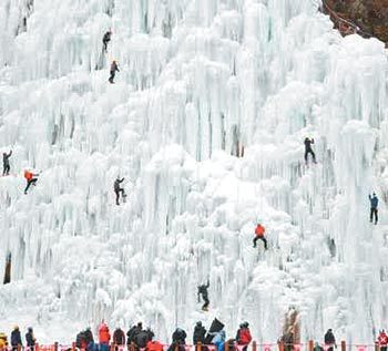 충북 영동군 용산면 율리 금강변 바위절벽에 만든 국내 최대 규모의 인공 빙벽장. 사진 제공 영동군