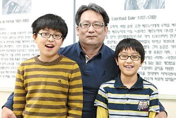 포항제철지곡초교 ‘수학창의실’에서 학생들과 함께 한 최성호 교사. 그는 “수학은 문제풀이가 아니라 재미있게 생각하는 놀이”라고 말했다. 이권효 기자