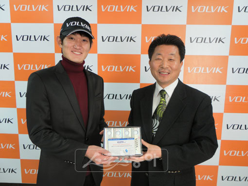 볼빅 문경안 회장(오른쪽)과 장동규 프로.