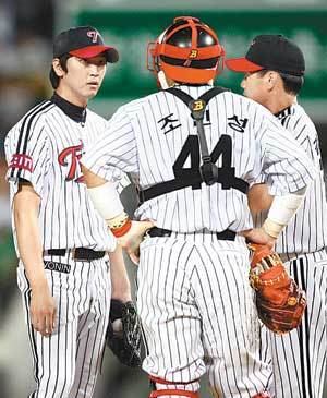 지난해 8월 6일 KIA와의 경기 중 마운드에서 LG 포수 조인성(가운데)과 투수 심수창(왼쪽)이 언쟁을 벌이고 있다. 김용수 당시 투수코치(오른쪽)의 중재로 더 큰 사태로 번지진 않았지만 이 장면이 TV로 생중계되는 바람에 두 선수
는 동반 2군행 징계를 받았다. 동아일보 자료 사진