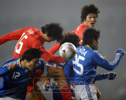 대한축구협회 수뇌부가 한일전 개최 여부에 대해 혼선을 빚은 가운데 축구팬들은 월드컵을 코앞에 둔 한일전은 무의미한 평가전이라며 성토하고 있다. 2008 동아시아 축구대회 한국 대 일본경기. 스포츠동아DB