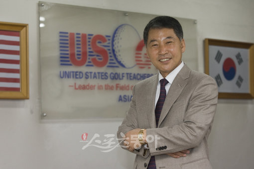 숙원이던 주니어골퍼 지원에 나선 USGTF 아시아본부 김용호 본부장이 박주혁 군
의 미국 주니어 마스터즈 우승 소식을 전하며 활짝 웃고 있다. 김 본부장은 2005년
취임해 개혁과 주니어 골퍼 지원이라는 두 가지 목표에 총력을 기울이고 있다.
임진환 기자 photolim@donga.com