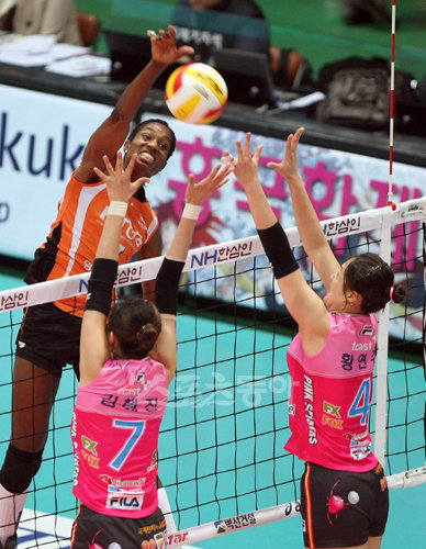 09-10 여자프로배구 흥국생명 대 KT&G 경기가 24일 인천도원시립체육관에서 열렸다. KT&G 몬타뇨가 흥국생명 김혜진과 황연주의 블로킹 사이로 스파이크를 날리고 있다. 인천 | 김종원기자 won@donga.com