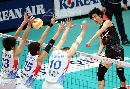 09-10 남자프로배구 인천 대한항공 대 천안 현대캐피탈 경기가 24일 인천도원시립체육관에서 열렸다. 대한항공 강동진이 현대캐피탈 박철우의 스파이크 공격을 블로킹으로 막아 득점에 성공하고 있다. 인천 | 김종원기자 won@donga.com