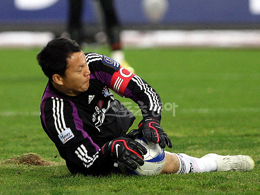 대표팀 허정무 감독은 골키퍼의 활약에 큰 기대를 걸고 있다. 그는 월드컵 16강행의 핵심 키워드로 ‘골키퍼 변수’를 꼽았다.스포츠동아DB