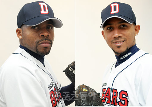 일단 성격은 합격점이다. 두산의 두 외국인 투수 왈론드(왼쪽)와 히메네스. 둘은 한국동료들과 낯가림 없이 잘 어울려 스프링캠프의 활력소 역할을 하고 있다. 스포츠동아 DB