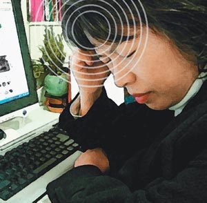 특정 음식을 먹거나 냄새를 맡았을 때, 격자무늬나 쏟아지는 인파에 머리가 자주 아프다면 일반 두통이 아닌 편두통 환자일 확률이 높다. 편두통은 긴장성두통과는 달리 유전이나 호르몬이 원인인 경우가 많아 진통제보다는 예방약을 먹는 것이 좋다. 사진 제공 을지병원