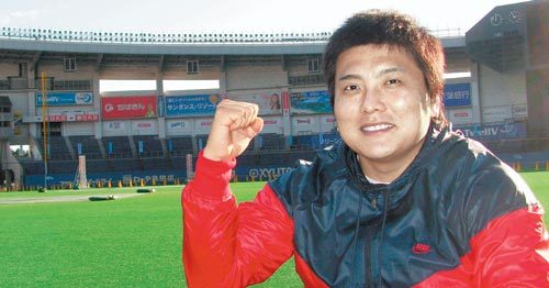 한화와 국가대표에 이어 올 시즌 지바 롯데에서도 4번 타자의 자존심을 지킬 수 있을까. 새 홈구장인 지바 마린스타디움에서 활짝 웃고 있는 김태균의 여유 있는 표정에서 자신감을 엿볼 수 있었다. 지바=황태훈  기자