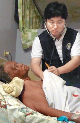 본보 이진한 기자(의사)가 23일 오후(현지 시간) 아이티 수도 포르토프랭스의 에스푸아르 병원에서 60대 여성 환자를 진찰하고 있다. 포르토프랭스=세브란스병원-한국기아대책 의료봉사단