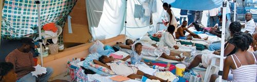 입원실 부족… 천막서 대기 23일 아이티 수도인 포르토프랭스 북쪽 델마에 위치한 에스푸아르 병원.
입원실에 들어가지 못한 환자들이 마당을 가득 채우고 있다. 의료진과 의약품 부족으로 많은 환자가 제대로 치료받지 못한 채 천으로
대충 발을 감싸고 있다. 포르토프랭스=세브란스병원-한국기아대책-동아일보 의료봉사단