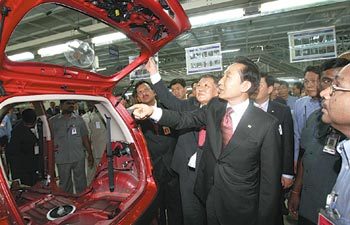 이명박 대통령(가운데)이 24일 인도 첸나이 현대자동차 공장을 방문해 정몽구 현대·기아자동차그룹 회장의 안내를 받으며 생산시설을 둘러보고 있다. 첸나이=안철민 기자