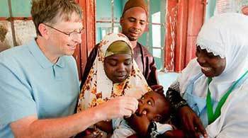 지난해 빌 게이츠 전 마이크로소프트 회장(왼쪽)이 나이지리아 소코토 주의 보건소를 방문해 한 아이에게 소아마비 약을 먹이고 있다. 사진 출처 ‘2010년 기부자들에게 보내는 편지’