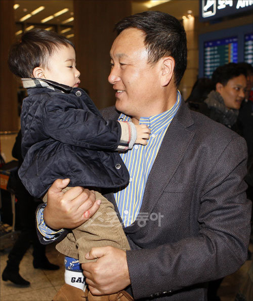 허정무 감독이 25일 오후 인천국제공항을 통해 귀국해 마중 나온 손자를 안으며 반가워하고 있다.