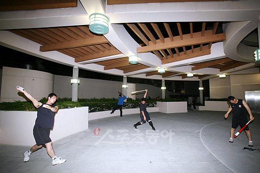 한화 선수들이 호텔에서 스윙을 하며 야간 자율훈련을 하고 있다. 5일 훈련-1일 휴식의 혹독한 하와이 전지훈련 스케줄. 선수들은 휴식일에도 관광조차 엄두를 내지 못하고 모두 방에서 곯아떨어지고 있다. 사진제공 ｜ 한화 이글스