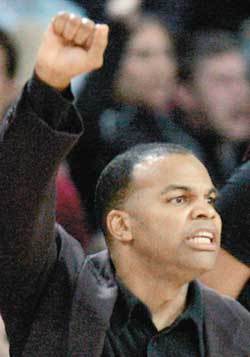 만년 약체였던 하버드대 농구팀의 돌풍을 이끌고 있는 토미 아마커 감독이 경기 중 선수들에게 작전 지시를 하고 있다. 동아일보 자료 사진