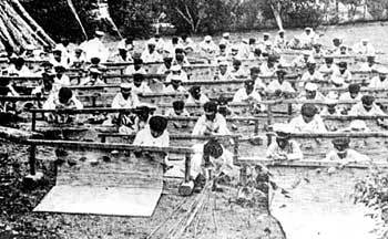 1919년경 돗자리 짜기 실습을 하고 있는 보통학교 학생들. 일제는 조선인에게 초등학교 졸업 후 실업에 종사할 것을 권장했다. 동아일보 자료 사진