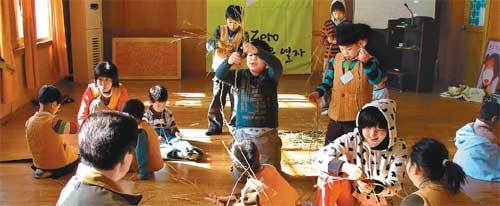 개발의 때가 묻지 않은 전남 장흥군과 전북 진안군이 아토피 치료지로 각광을 받고 있다. 사진은 진안군 ‘아토피 프리캠프’에 참가한 아이들이 친환경 소재를 이용한 아토피 예방교육을 받고 있는 모습. 사진 제공 진안군