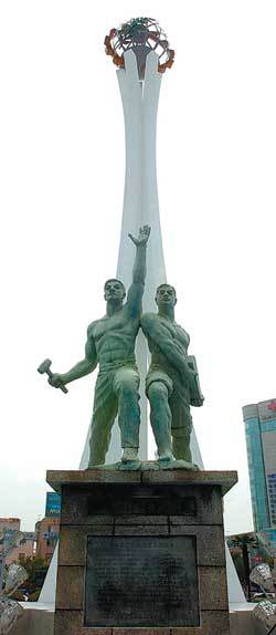 울산 남구 신정동의 공업탑. 울산공업단지 지정을 기념해 1967년 건립된 이 탑을 43년 만에 전면 보수한다. 사진 제공 울산시