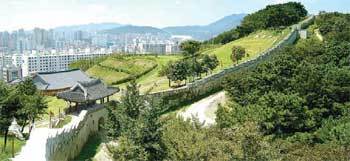 1979년부터 복원사업을 추진 중인 동래읍성. 이 사업을 통해 옛 모습을 되찾아 가고 있는 동래읍성 북문 일대 성벽 모습. 사진 제공 동래구