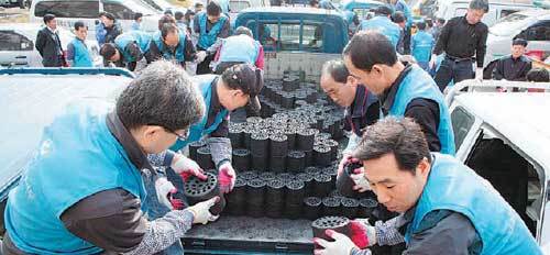 대구 달서구 공무원들이 ‘이웃사랑 연료뱅크’ 사업에 참여한 단체 등이 기탁한 연탄을 트럭에 싣고 있다. 사진 제공 달서구