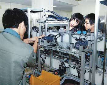 기숙사-식비 무료… 매달 20만 원 수당  대한상공회의소 인력개발원에서 교육생들이 기술 교육을 받고 있다. 취업난이 심해지면서 대학을 졸업하거나 자퇴하고 이 기관을 찾는 교육생이 늘고 있다. 사진 제공 대한상공회의소