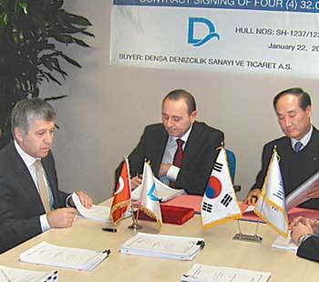 삼호조선 손판두 사장(오른쪽)이 22일 터키 이스탄불에 있는 덴사해운에서 3만2000DWT급 벌크선 6척의 수주 계약을 체결한 뒤 계약서에 사인하고 있다. 사진 제공 삼호조선