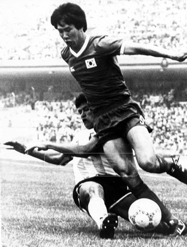 한국 축구사의 한 시대를 풍미했던 최순호 강원 FC 감독은 1986년 멕시코 월드컵에서 진가를 유감없이 펼쳤다. 아르헨티나 전에서 수비수 크라우센의 태클을 피해 문전으로 쇄도하고 있는 최순호. 스포츠동아DB