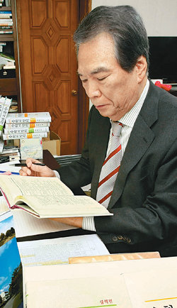 교육과학기술부가 자립형사립고 폐지 방침을 확정한 26일, 홍성대 상산고 이사장의 하루도 길었다. 이날 오전 건강검진을 받고 서울 서초구 방배동 자택으로 돌아온 홍 이사장은 오후 내내 서재에서 나오지 않았다. 전영한 기자