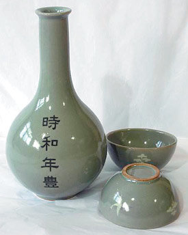 전남 강진군이 최근 청와대에 납품한 청자주병과 술잔. 사진 제공 강진군