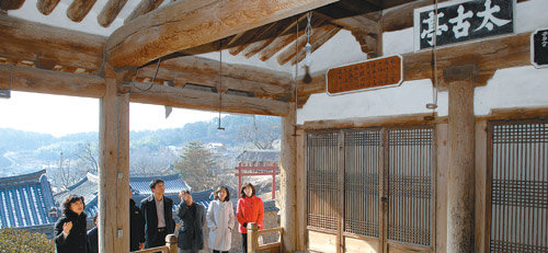 대구 달성군 하빈면 묘리 사육신의 역사가 깃든 전통마을을 찾은 관람객들이 조선시대 때 건립된 태고정을 살펴보고 있다. 사진 제공 달성군