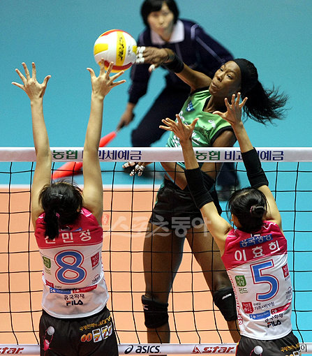 GS칼텍스 데스티니(위)가 27일 열린 흥국생명과의 경기에서 전민정(왼쪽 아래)과 이효희 의 더블 블로킹을 피해 스파이크를 날리고 있다. 데스티니는 팀을 6연승으로 이끌며 달콤한 이틀간의 휴가를 즐길 수 있게 됐다. 장충 ｜ 김종원 기자 won@donga.com