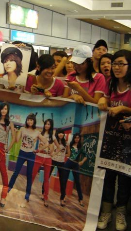 지난해 베트남 하노이 국제공항에서 베트남 청소년들이 한류스타 걸그룹 ‘소녀시대’ 사진을 인쇄한 플래카드를 들고 소녀시대를 기다리고 있다. 동아일보 자료 사진