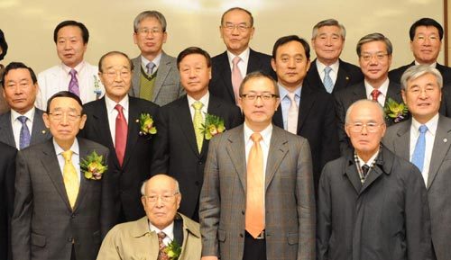 27일 서울 서대문구 연세대 세브란스병원에서 ‘김명선 차경섭 김인수 암연구상’ 제정을 위한 기부금 봉헌식이 열렸다. 김병수 전
연세대 총장, 차경섭 CHA병원 이사장, 차광렬 CHA병원그룹 회장, 이유복 연세대 명예교수, 김한중 연세대 총장(앞줄
왼쪽부터) 박창일 연세대 의료원장(둘째 줄 왼쪽에서 세 번째) 등 150여 명이 참석했다. 사진 제공 연세대