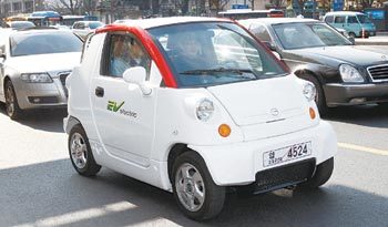 3월 말부터 일반도로 주행을 할 수 있게 되는 CT&T의 저속전기차 ‘e존’을 타고 26일 서울 시내를 돌아봤다. 종로구 세종로 동아미디어센터 주변을 달리는 모습. 홍진환 기자