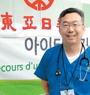 김동수 단장은 후임 봉사단에 환자를 넘겨줘 끝까지 책임지는 봉사를 몸소 실천했다. 김 단장은 해외 의료봉사만 13년째다. 사진 제공 세브란스병원-한국기아대책 의료봉사단