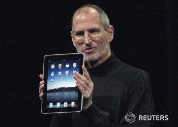 애플 CEO인 스티브 잡스가 태블릿 PC '아이패드'를 소개하고 있다. ⓒ로이터, 무단전재 및 재배포 금지