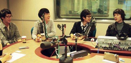 SBS 파워FM \'텐텐클럽\'을 진행하고 있는 보컬그룹 스윗소로우와 25일 생방송 전 인터뷰를 가졌다. 왼쪽부터 성진환 인호진 김영우 송우진.