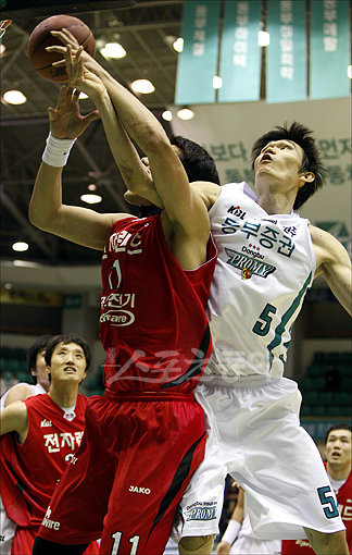 골리앗 vs 골리앗  한국농구의 트윈타워가 맞붙었다. 전자랜드 서장훈(왼쪽)과 동부 김주성이 리바운드를 다투고 있다.