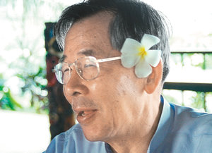 1999년 괌 여행 중 귀에 꽃을 꽂은 김 추기경.