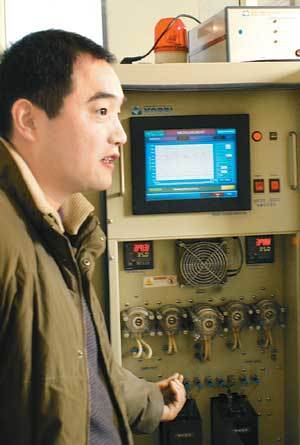 하이닝 하수처리장을 운영하는 판성카이 관리장이 한국바이오시스템의 생물감지경보장치에 대해 설명하고 있다.