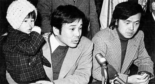 1975년 2월 10개월간의 복역 생활을 마치고 일본으로 강제 추방되기 직전 함께 구속됐던 재한 일본인 대학강사 하야가와 요시하루 씨(가운데)와 주한 일본대사관에서 기자회견을 하고 있는 다치카와 마사키 기자. 동아일보 자료 사진