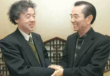 이철 前의원 축하인사다치카와 마사키 씨(왼쪽)가 28일 오후 서울 종로구의 한 식당에서 ‘민청학련’ 사건 당시 인연을 맺었던 이철 전 국회의원의 축하 인사를 받고 있다. 김재명 기자