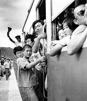 ‘낭만의 상징’ 경춘선1970년대 피서철 경춘선 대성리역에서 초만원을 이룬 열차. 난간에라도 매달린 것이 다행인 듯 승객들의 표정이 밝다. 동아일보 자료 사진