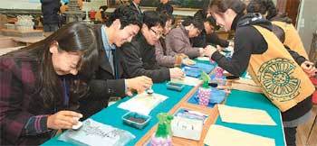 2박 3일 일정으로 경북 경주지역 수학여행 프로그램 개발 팸투어에 참가한 수도권 초등학교의 체험지도 교사 30명이 27일 신라문화체험장에서 탁본을 하고 있다. 사진 제공 신라문화원