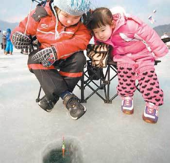 28일 개막한 강원 인제군 빙어축제 행사장에서 어린이들이 빙어 낚시를 하고 있다. 사진 제공 인제군