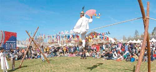 2008년 10월 경기 부천시가 개최한 무형문화프리엑스포에서 무형문화재인 외줄타기 기능 보유자가 시범을 보이고 있다. 9월에 열리는 엑스포에서는 국내외의 다양한 무형문화재를 공연 및 전시행사 등으로 만나게 된다. 사진 제공 부천시