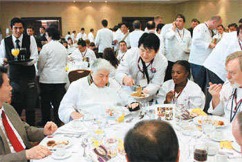 2010 세계조리사회연맹(WACS) 칠레총회 한국조리대표단으로 참가한 본보 이기진 기자(가운데)가 29일(현지 시간) 산티아고 컨벤션센터 오찬장에서 직접 만든 요리를 WACS 회장단에 제공하고 있다. 사진 제공 한국조리사회중앙회