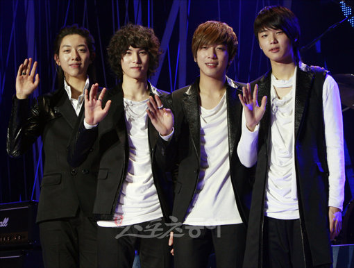 4인조 신인 록 밴드 씨엔블루.