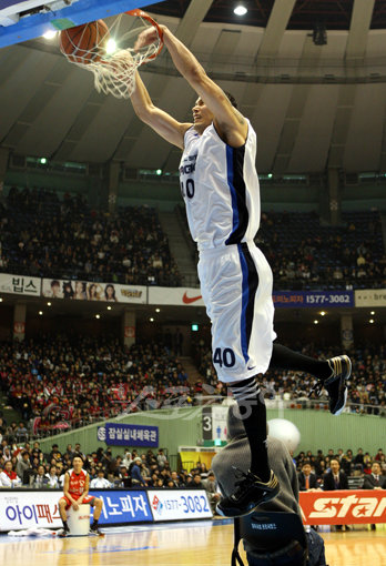 ‘인간새’ 이승준  31일 서울 잠실 실내체육관에서 열린 프로농구 올스타전 덩크슛 콘테스트에서 이승준이 의자에 앉은 관중을 뛰어넘어 슛을 성공시키고 있다. 이승준은 덩크슛 공동 1위에 이어 올스타전 MVP에 뽑히며 2관왕에 올랐다. 잠실 ｜ 박화용 기자 inphoto@donga.com