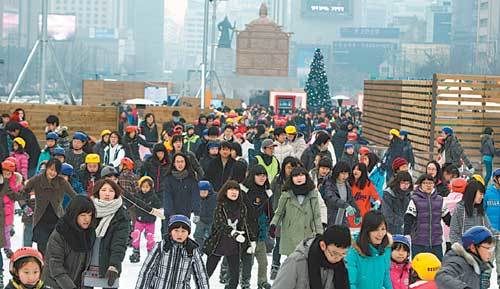 광화문광장 방문객 10일경 1000만 돌파할 듯지난해 8월 1일 개장한 광화문광장이 1일로 개장 6개월을 맞는다. 서울시는 31일까지 961만여 명이 다녀가 이달 10일경에는 1000만 명을 돌파할 것으로 전망된다고 밝혔다. 31일 광화문광장 스케이트장에서 시민들이 즐겁게 스케이트를 타고 있다. 이훈구 기자